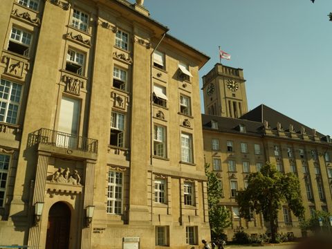 Das Standesamt ist über den Seiteneingang des Rathauses Schöneberg in der Freiherr-vom-Stein-Straße zu erreichen. (Bild: Standesamt)