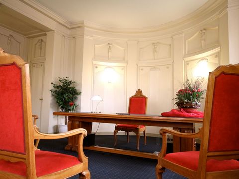 Blick zwischen Stühlen im Trauzimmer