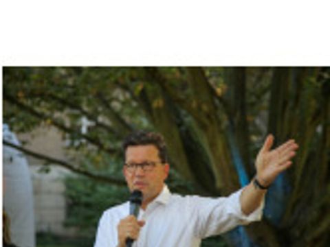 Hier sehen Sie Herrn Stefan Bruns, bei dem Kulturfest 2019, sprechen