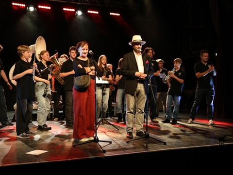 Stadtrat Oliver Schworck, Frau Fechner-Barrère und die Jugendmusikkapelle Prenzberg.jpg