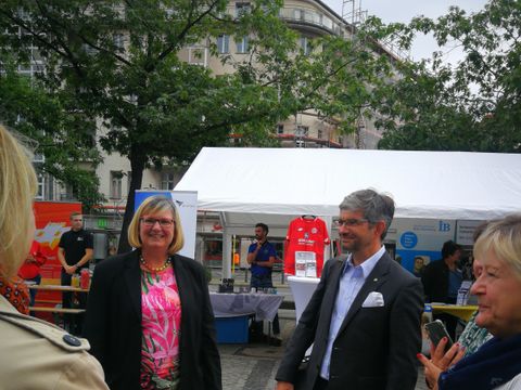 Bezirkbürgermeisterin Schöttler und Jugendsstadtrat Oliver Schworck