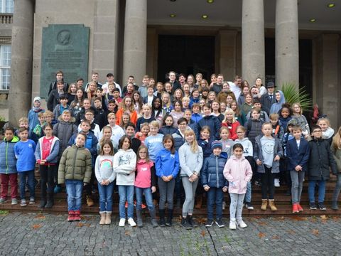 Alle Kinder des neu gewählten Kinder und Jugendparlament