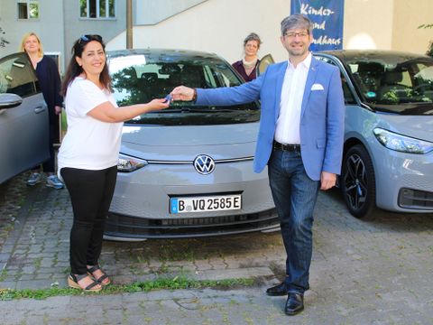 Bezirksstadtrat Oliver Schworck übergibt die Autoschlüssel der Dienstwagen an Nurten Yilmaz, stellvertretende Regionalleitung in Tempelhof-Schöneberg, Region Süd.