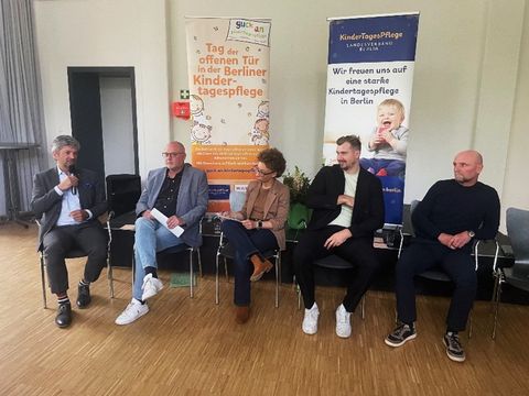 Von links nach rechts: Jugendstadtrat Oliver Schworck, Staatssekretär Falko Liecke, Moderatorin Katharina Linnepe, Jugendstadträte Max Kindler und André Grammelsdorf