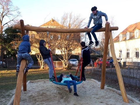 Kinder auf der neuen Schaukel beim Frühlingsfest am Dorfteich