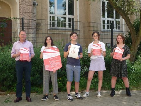 Kinder des Kinder-und Jugendparlaments übergen den Dialogbriefkasten