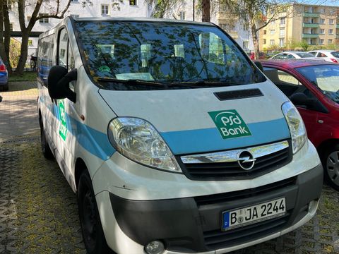 Ein Kleinbus ist zu sehen