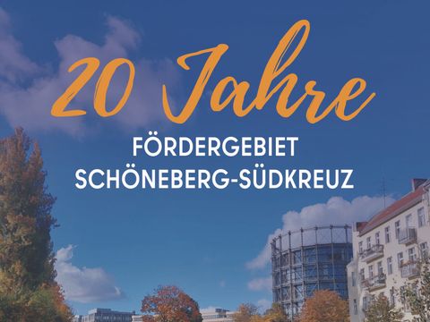 Foto mit Schriftzug ‚20 Jahre Fördergebiet Schöneberg-Südkreuz‘, im Hintergrund Gasometer, Wohnhäuser und herbstliche Bäume.