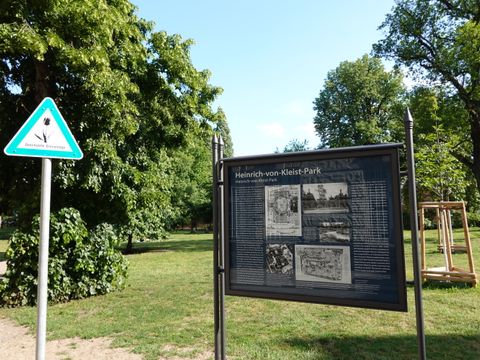 Informations-Tafel im Park