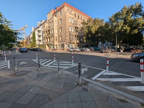 Straßenkreuzung mit Fußgängermarkierungen