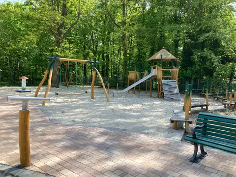 Spielplatz neu gemacht mit Schaukeln und Rutsche