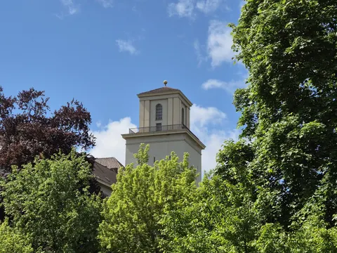 Rathaus Schöneberg mit Bäumen