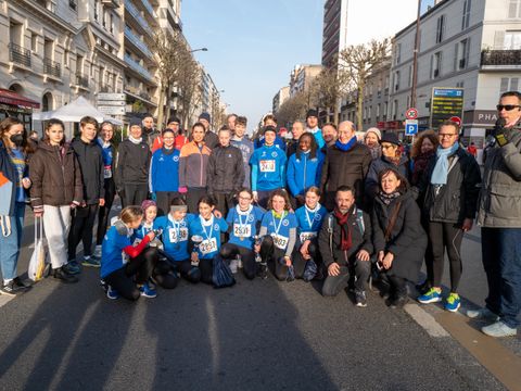 Gruppenfoto mit vielen Menschen auf der Straße gemacht