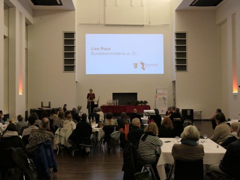 Bundesministerin a.D. Lisa Paus spricht ein Grußwort