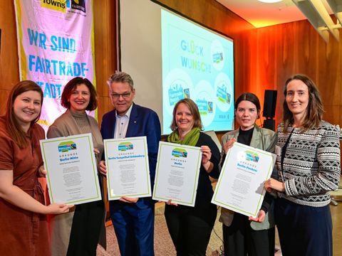 Vertreter_innen unterschiedlicher Verwaltungen, die mit dem Titel Fairtrade Town ausgezeichnet worden sind