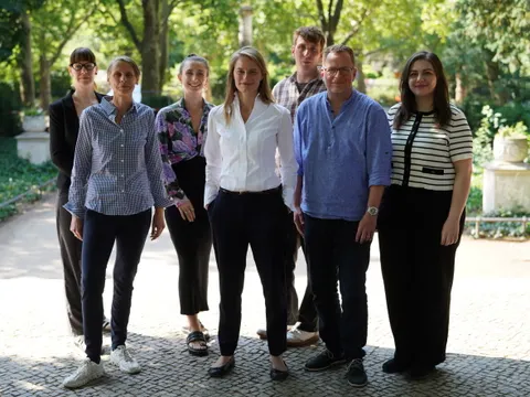 Eine Gruppe von Personen steht im Park