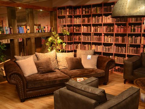bibliothek mit sesseln