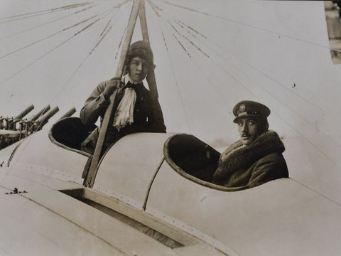 Meli Beese - Zwei Personen auf einem Flugzeug
