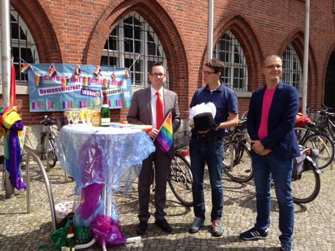 Hissen der Regenbogenflagge vor dem Rathaus Treptow-Köpenick