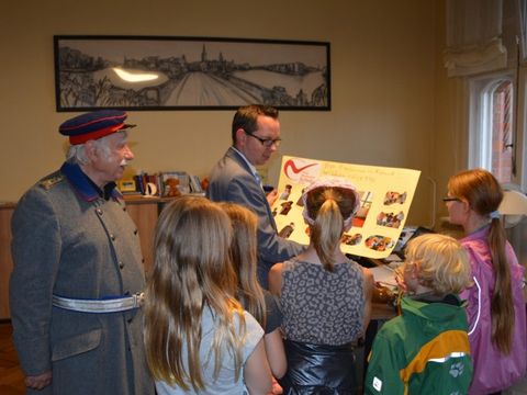 Oliver Igel mit den Kinderexperten und dem Hauptmann von Köpenick im Rathaus