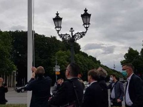 Der Regierende Bürgermeister Müller hisst die Mayors for Peace Flagge gemeinsam mit Bezirksbürgermeisterinnen und Bezirksbürgermeistern