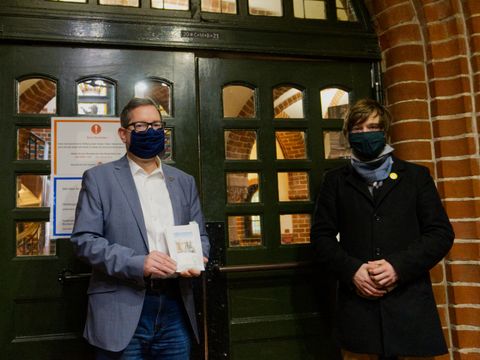 Bezirksbürgermeister Oliver Igel und Gemeindereferent der Pfarrei Sankt Josef Treptow-Köpenick, Herr Napieralski, im Foyer des Rathauses Köpenick