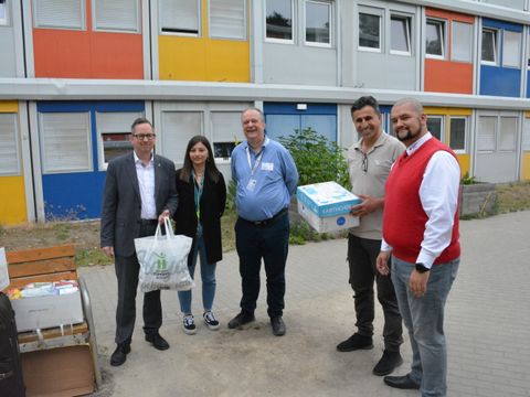 Bezirksbürgermeister Igel übergibt Sachspenden unserer Partnerstadt East Norriton Township (USA) an der Gemeinschaftsunterkunft in der Alfred-Randt-Straße