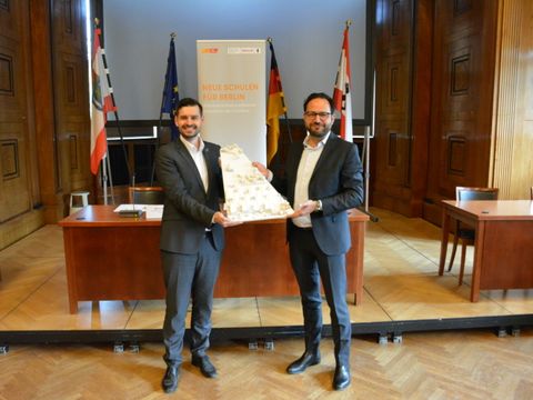 Herr Bezirksstadtrat Brauchmann und Herr Wadle (HOWOGE) mit dem Modell der künftigen GemS Adlershof