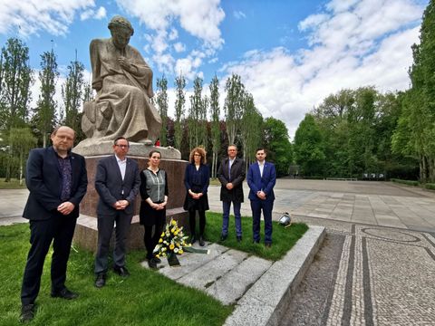 Zum Gedenken am 8. Mai - Vor der Skulptur „Mutter Heimat“ des sowjetischen Ehrenmals im Treptower Park (v.l.n.r.: Bezirksverordnetenvorsteler Peter Groos, Bezirksbürgermeister Oliver Igel, Stellv. Bezirksbürgermeisterin und Bezirksstadträtin Carolin Weingart, Bezirksstadträtin Dr. Claudia Leistner, Bezirksstadtrat Bernd Geschanowski, Bezirksstadtrat Marco Brauchmann (Bild: BA Treptow-Köpenick)