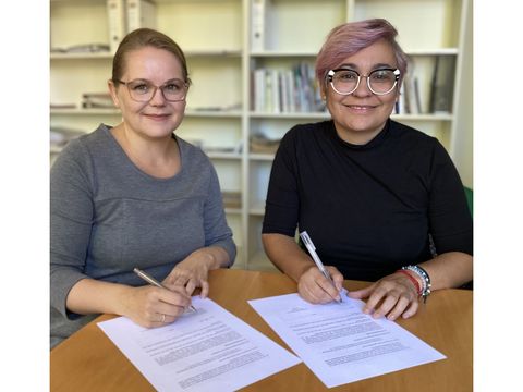 Bianca Monroy, Vorstand von MaMis en Movimiento e.V. (rechts), Janin Präßler, Leiterin der Stadtbibliothek Treptow-Köpenick (links)