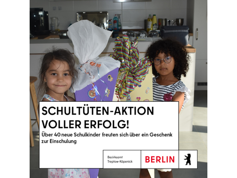 Zwei Mädchen halten die überreichten Schultüten in den Händen