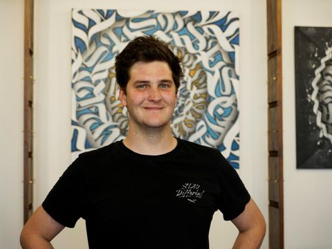 Der französisch/ östereichische Künstler !"YAT" vor einem seiner Werke