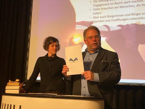 Vorstandsmitglied Ralf Thies stellt gemeinsam mit einer Vertreterin der Kungerkiezinitiative e.V. das neue Leitprojekt „Treptow-Köpenick liest“ vor