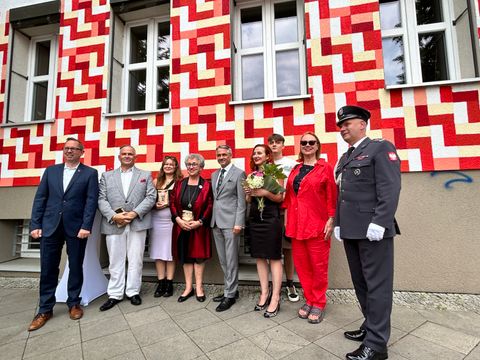 Vor dem neuen Wandbild zu 80 Jahre Warschauer Aufstand mit Bezirksbürgermeister Igel, Pjotr Ostrowski, beteiligten Jugendlichen, Anita Baranowska-Koch, S.E. Dariusz Pawłoś, Maria Michoń und weitere