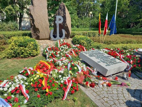 Kränze am Gedenkort "80 Jahre Warschauer Aufstand" in Warschau
