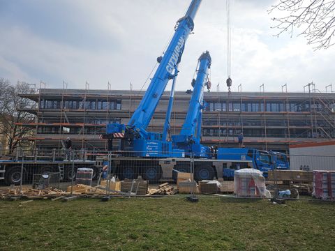 Schwerlastkran an Baustelle des Förderzentrums Plänterwald - Schule am Wildgarten