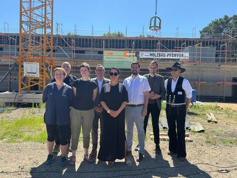 Gruppenbild mit Staatssekretär Dr. Kühne, Bezirksbürgermeister Igel und Bezirksstadtrat Brauchmann, Schulvertretungen und Gewerken