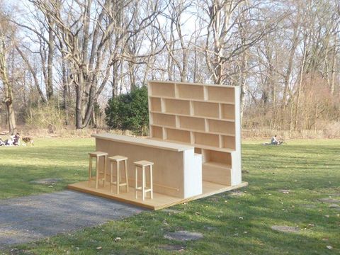 Holzbar im Treptower Park als Kunst im Öffentlichen Raum