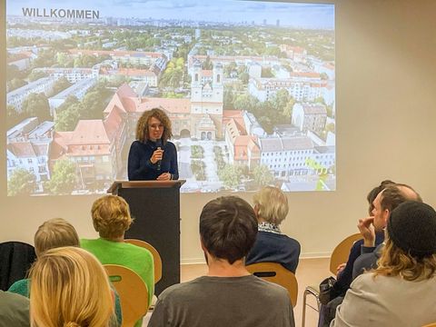 Bezirksstadträtin Frau Dr. Claudia Leistner auf dem Podium zur Neuwahl des Quartiersbeirats Baumschulenstraße - Köpenicker Landstraße