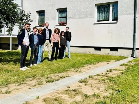 Weg der Entwässerung vom Haus bis zur Obstbaumwiese. v.l.n.r.: Uli Christmann, Landschaft planen + bauen; Lars Reineke, Straßen- und Grünflächenamt; Iris Bechtold, Umwelt- und Naturschutzamt; Sebastian Kühner, Stadt und Land; Bezirksstadträtin Dr. Claudia Leistner; Maria Reusrath, Straßen- und Grünflächenamt; Sven Faßbender, Umwelt- und Naturschutzamt (Bild: BA-TK)