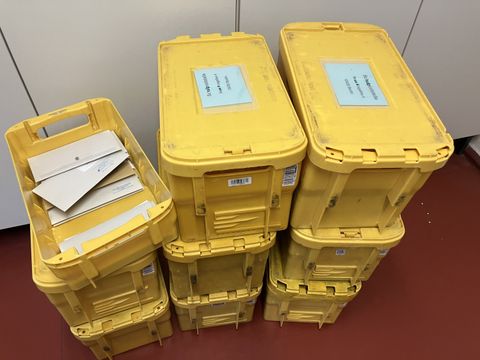 Prallgefüllte Postboxen gefüllt mit den Schulbescheiden für den Übergang in die 7. Klasse