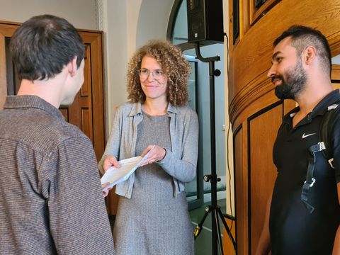 Bezirksstadträtin Dr. Claudia Leistner bekommt Unterschriften überreicht
