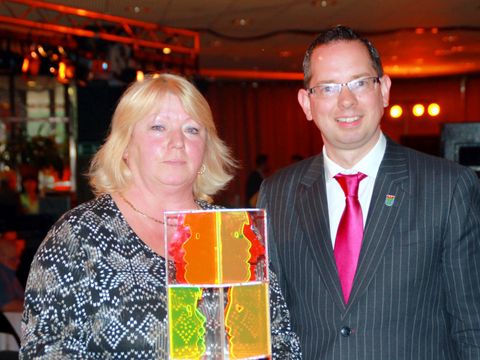 Frau Enke-Schmidt von MOBImed gemeinsam mit Bezirksbürgermeister O. Igel (Bild: Bezirksamt Treptow-Köpenick)