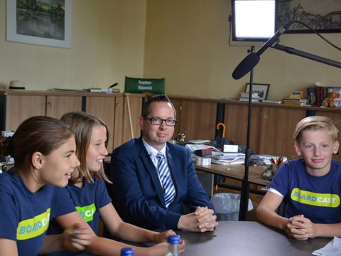Bezirksbürgermeitser Igel im Gespräch mit den Schülerinnen und Schülern