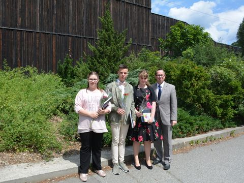Bezirksbürgermeister Oliver Igel mit seinen Patendrillingen zur Jugendweihe (Bild: BA Treptow-Köpenick)