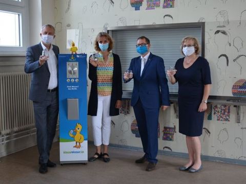 Bezirksbürgermeister Igel weiht gemeinsam mit Herrn Bruckmann, Frau Vogt und Frau Flader den neuen Trinkwasserspender in der Kiefholz-Grundschule ein