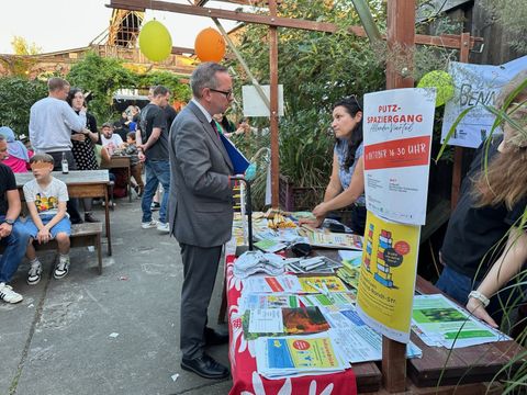 Bezirksbürgermeister Igel am Stand beim Internationalen Sommerfest