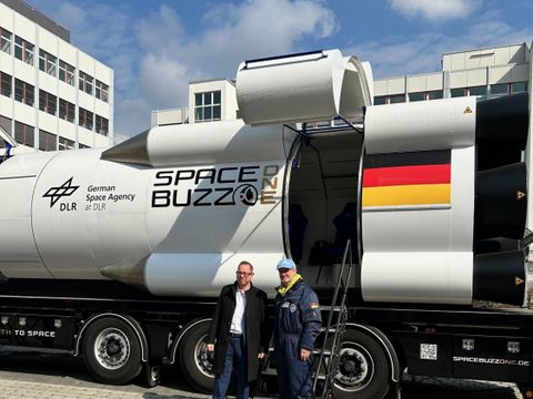 Bezirksbürgermeister Igel vor dem DLR Spacebuzz
