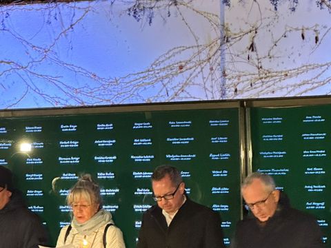 Velesung von Namen der 1300 Opfer - Erinnerungswand Altglienicke - Mitte: Bezirksbürgermeister Oliver Igel