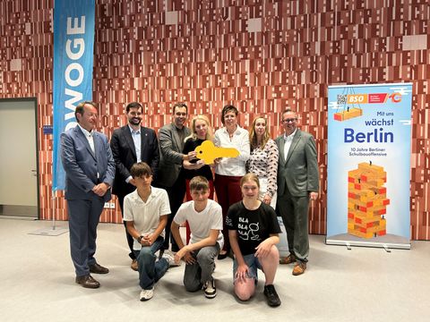 Gruppenbild von der Übergabe der Gemeinschaftsschule Adlershof